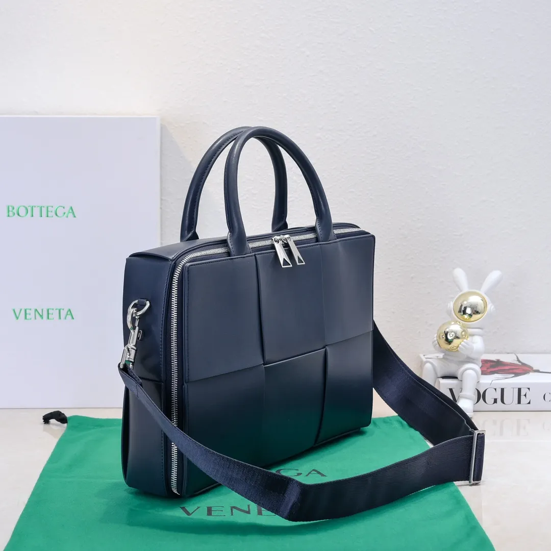 Batch 1880 Bottega Veneta large-lattice men's briefcase. The briefcase is a "value-for-money equipment" that all boys must have as soon as they step out of school. Whether you need to go to the office or go out to discuss business, nothing can better reflect your good taste and financial strength than a simple and elegant briefcase. It can be carried on one shoulder or cross-body to meet your different needs. The capacity is also super 🉑️ Style number: 6801 Size: 36*24*7.5cm